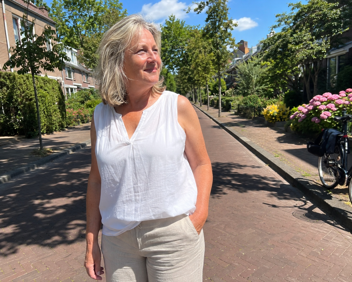 Jessica buiten aan het wandelen